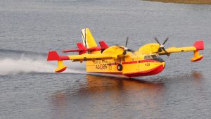Avión recogiendo el agua para apagar un incendio