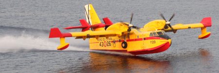 Avión recogiendo el agua para apagar un incendio