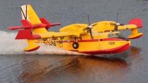 Avión trabajando en un incendio