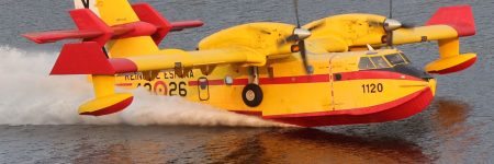 Avión trabajando en un incendio