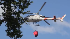 Helicóptero trabajando en un incendio