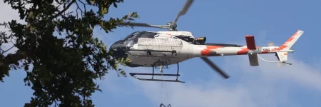Helicóptero trabajando en un incendio