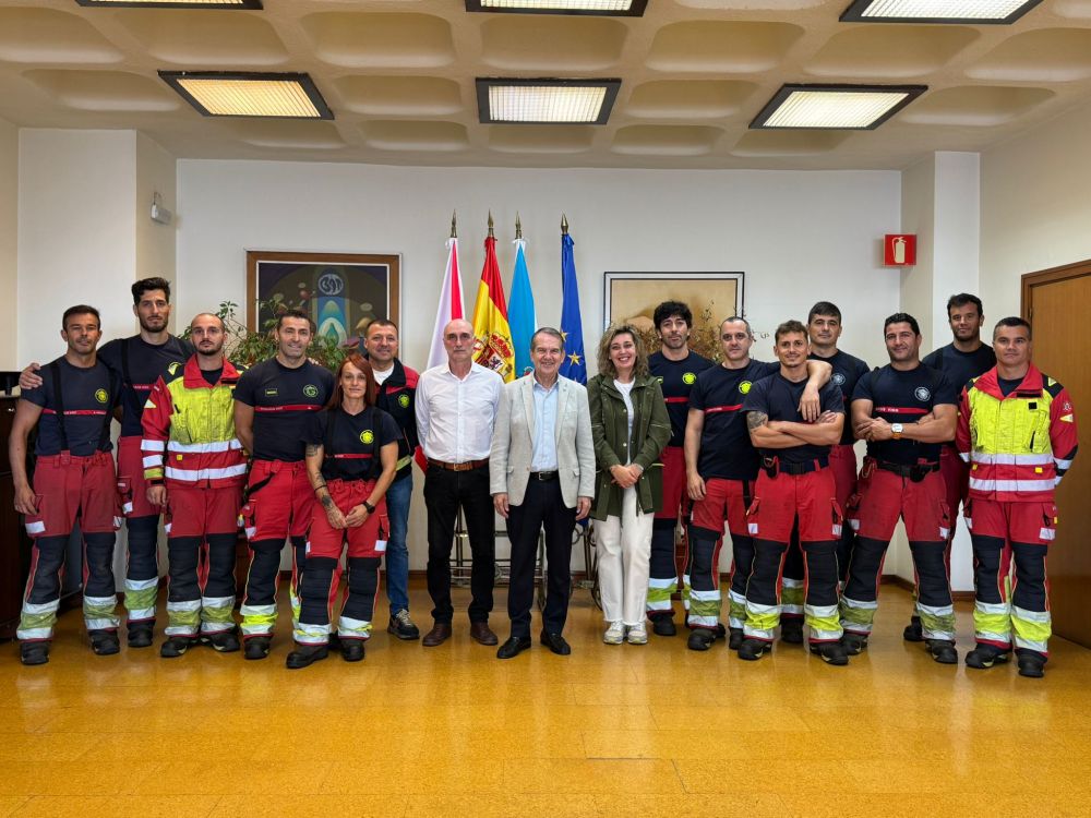 Abel Caballero con los bomberos de Vigo