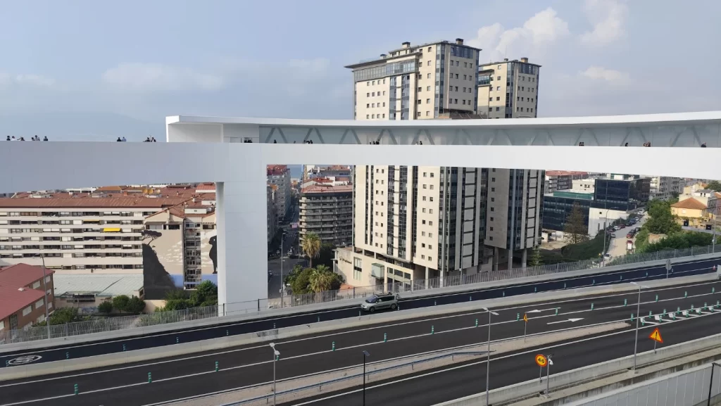 Ascensor Halo de Vigo y las Torres Ifer