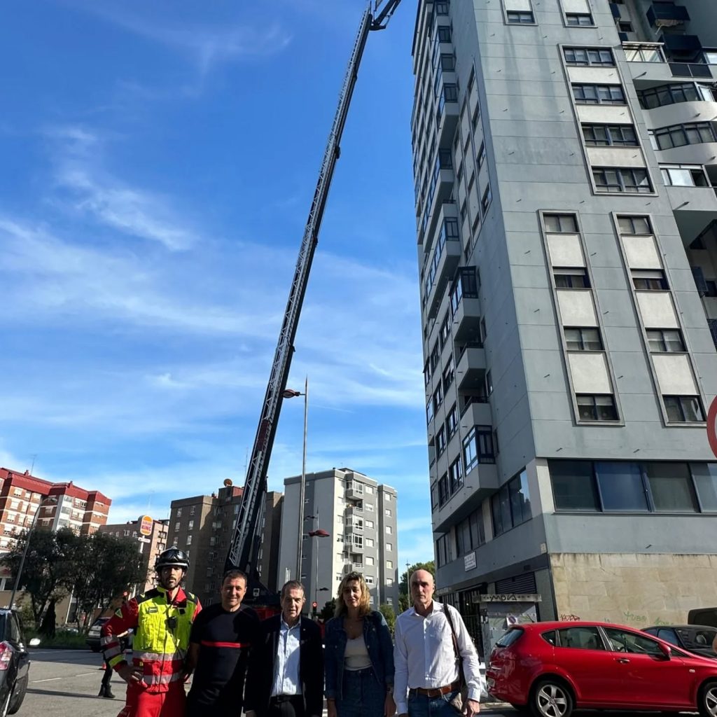 Bomberos de Vigo con la nueva escalera