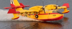 Avión trabajando en un incendio